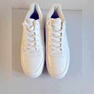 All white no name unisex shoe. Brand new, never worn. Great for creatives!